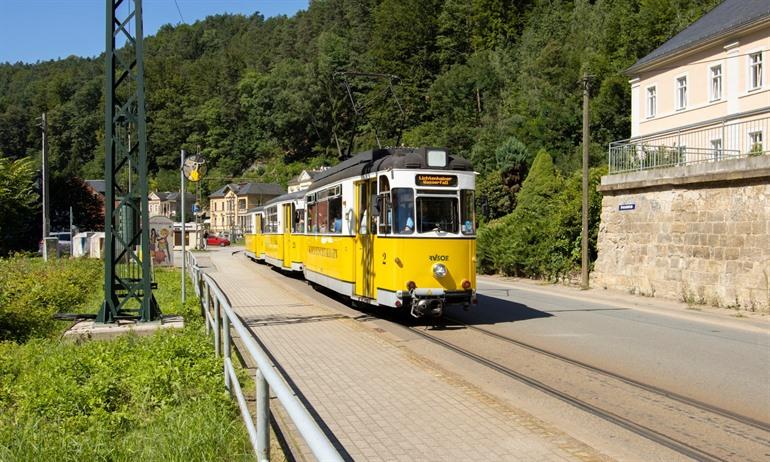 Kirnitzschtalbahn, gele tram die door het Kirnitzschtal rijdt