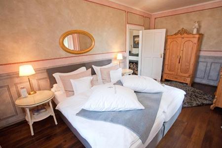 Klassiek ingericht appartement boeken omringd door een historische wijngaard