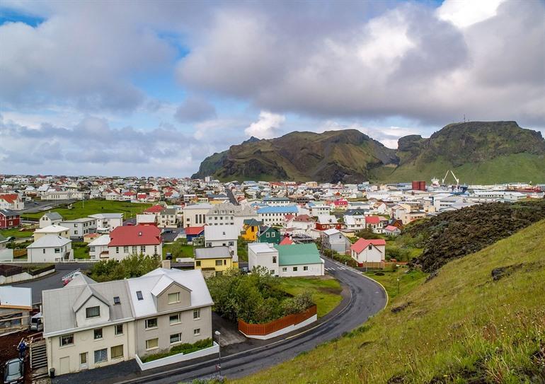 Kleurrijke huisje voor de berg in Heimaey, IJsland