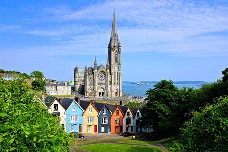 Kleurrijke huisjes van Cobh en de St. Colman's Cathedral, Ierland