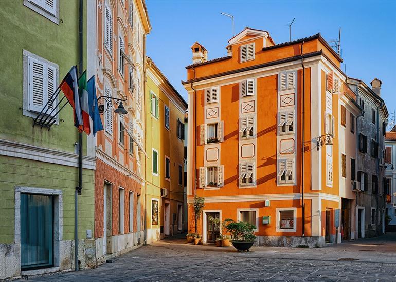 Kleurrijke huizen in de oude binnenstad van Izola, Slovenië