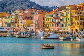 Kleurrijke huizen in kuststad Imperia, Ligurië