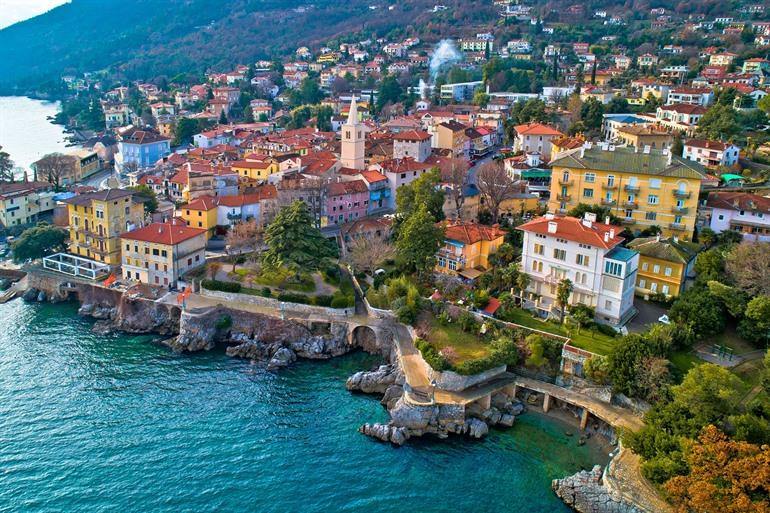 Kleurrijke Lovran in de Opatija Riviera, Kroatië