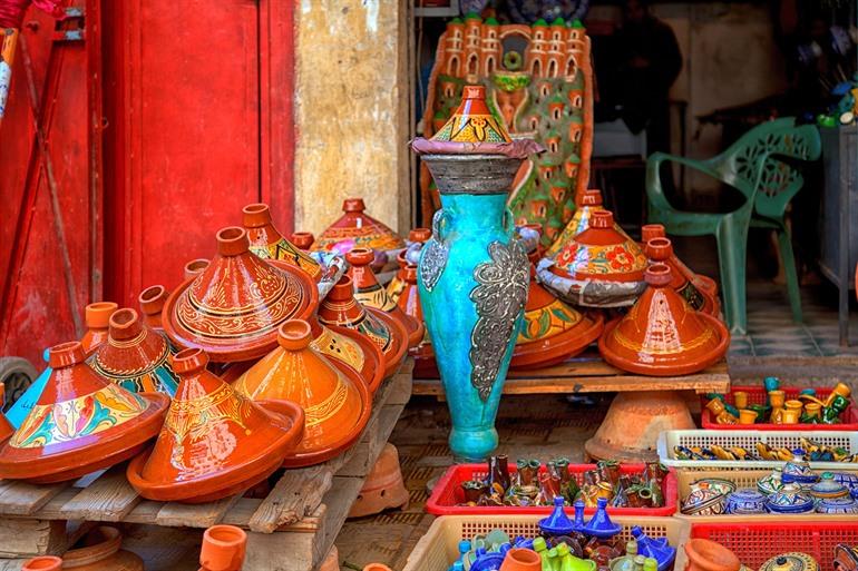 Kleurrijke Marokkaanse tajine kookpotten, Marokko