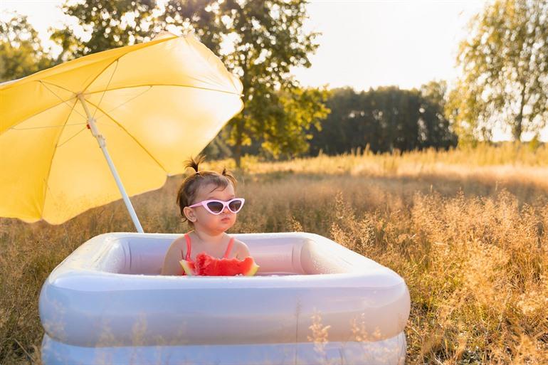 Kleuter in ondiep kinderzwembadje