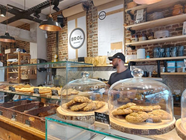 Koffie drinken bij Brol Coffee House, Molenbeek