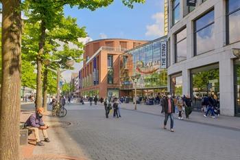 Königstraße met het winkelcentrum Forum Duisburg