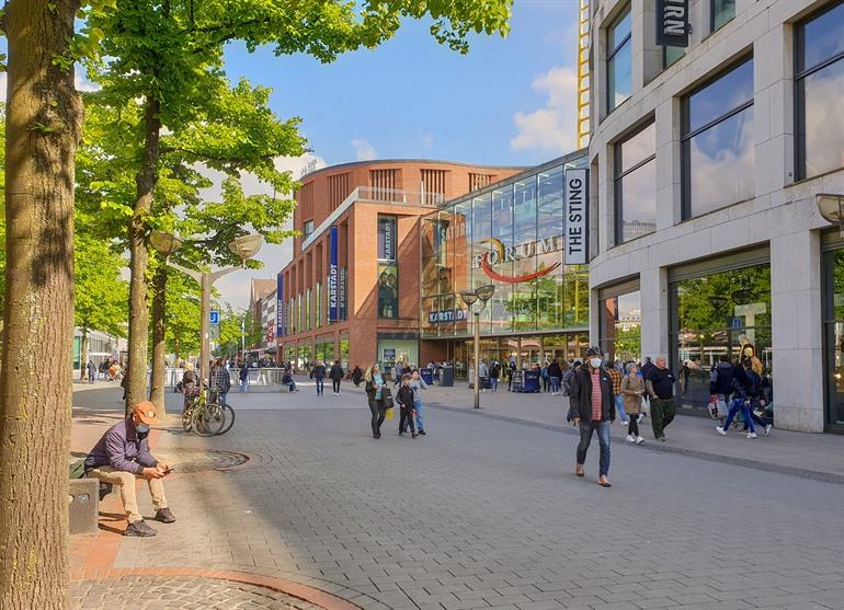 Königstraße met het winkelcentrum Forum Duisburg