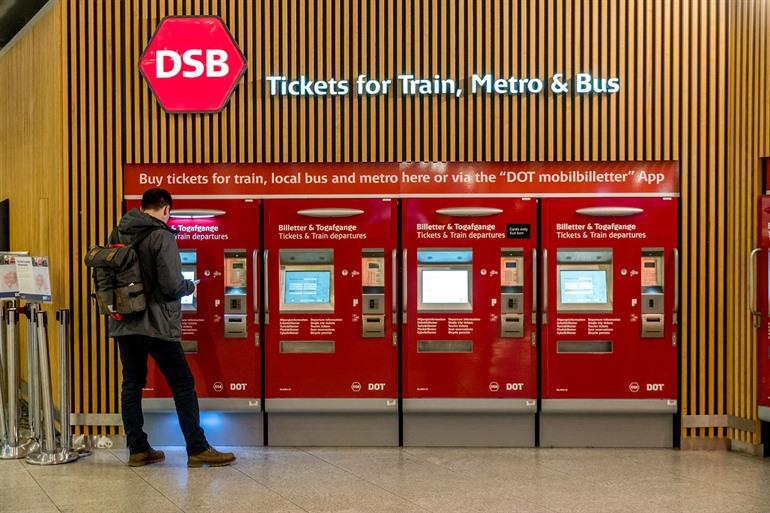 Koop je ticket voor het openbaar vervoer aan de loketten in de luchthaven