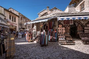 Kujundžiluk, historische straat in Mostar met souvenirshops