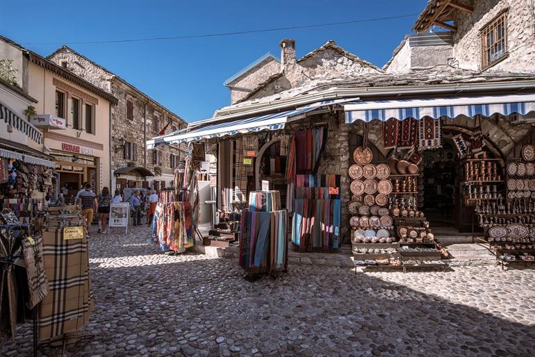 Kujundžiluk, historische straat in Mostar met souvenirshops