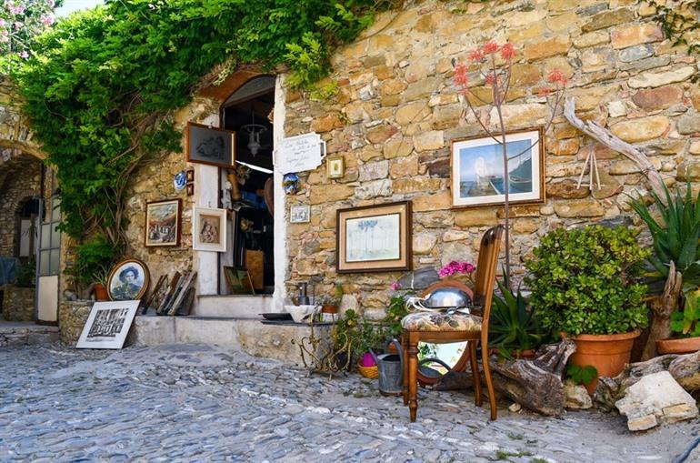 Kunstenaarsdorpje Bussana Vecchia bezoeken, Ligurië