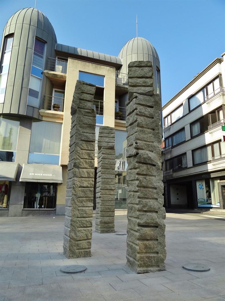 Kunstwerk De Dansende stenen op het water, Ronse