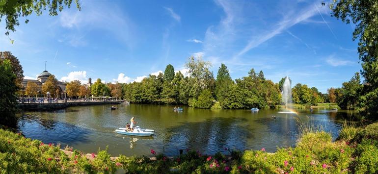Kurpark bij het Kurhaus in Wiesbaden