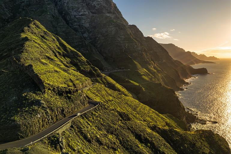 Kustweg bij zonsondergang op Gran Canaria