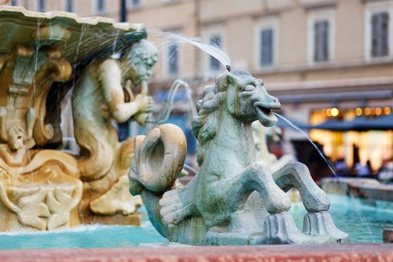 La Pupilla di Pesaro, bekende fontein op Piazza del Popolo, Pesaro