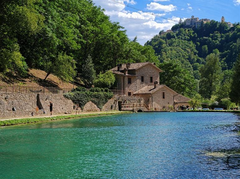 Lago del Vigi met Ponte Tibetano di Sellano op de achtergrond