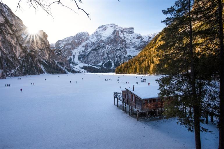 Lago di Braies in de winterperiode