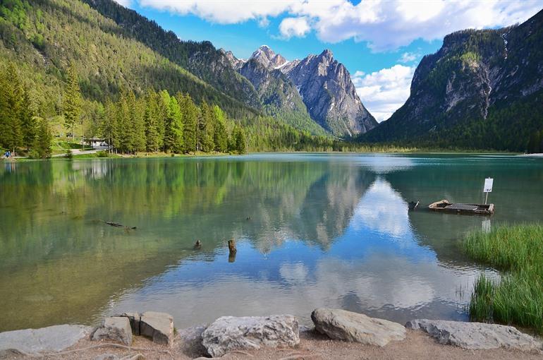 Lago di Dobbiaco bezoeken in de Dolomieten