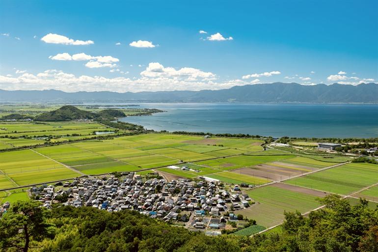 Lake Biwa vanop Mt. Hachiman in Omihachiman