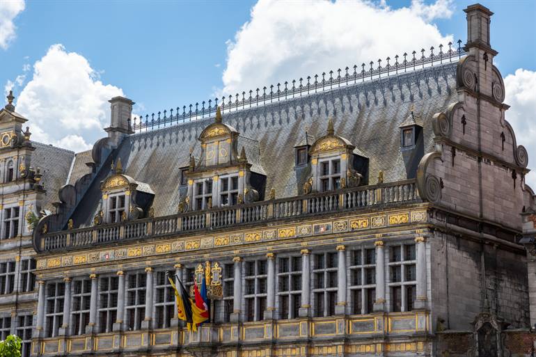 Lakenhalle in Doornik