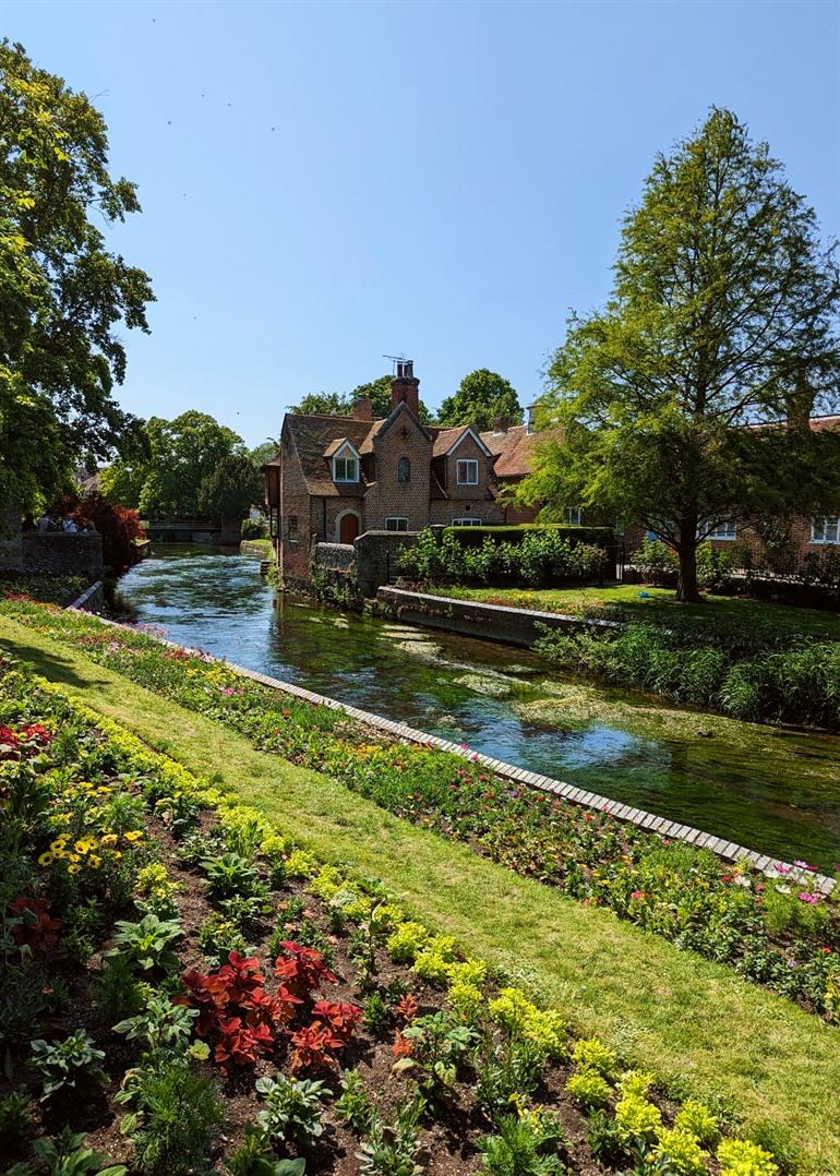 Langs de mooie tuinen in Canterbury