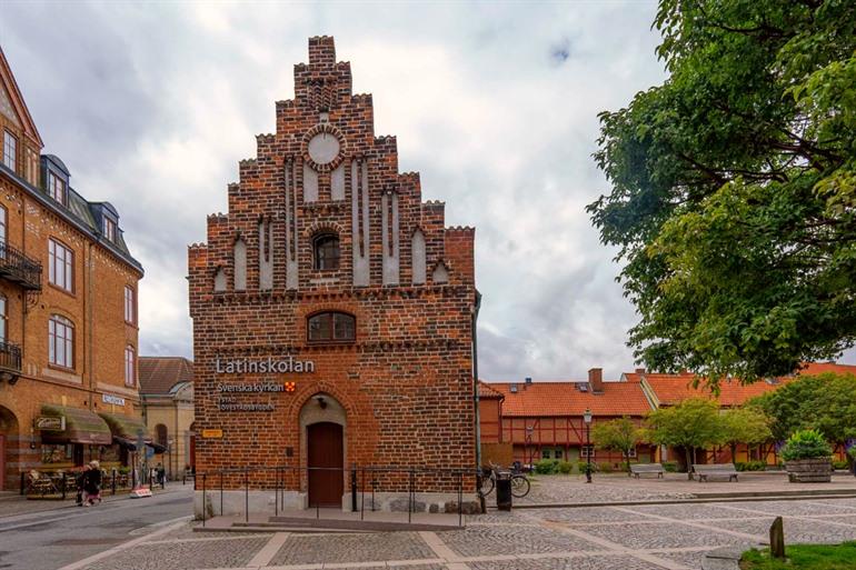 Latinskolan naast Sankta Maria kyrka