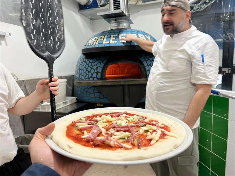 Leer hoe je authentieke Napolitaanse pizza en tiramisu maakt tijdens een kookles in Napels