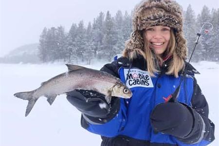 Leer ijsvissen en vang je eigen vis in het Inari meer