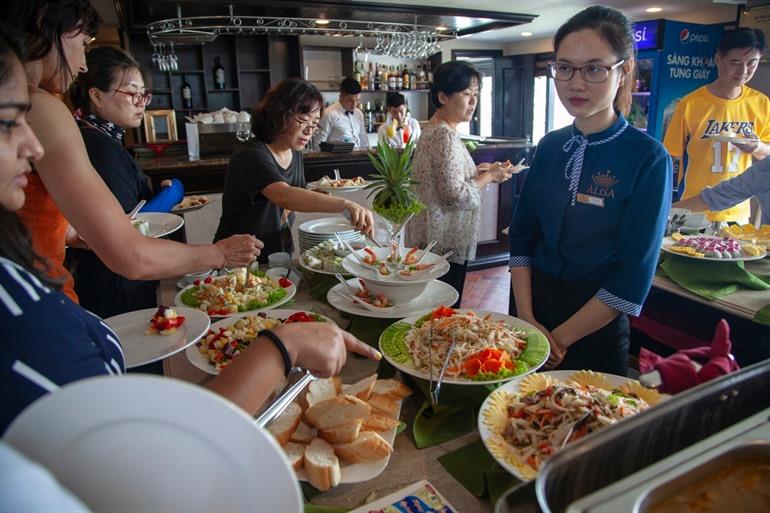 Lekker eten tijdens cruise in Vietnam