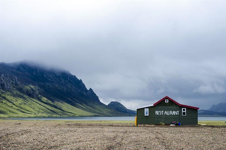 Álftavatn, restaurant-hut aan het schilderachtig meer, IJsland