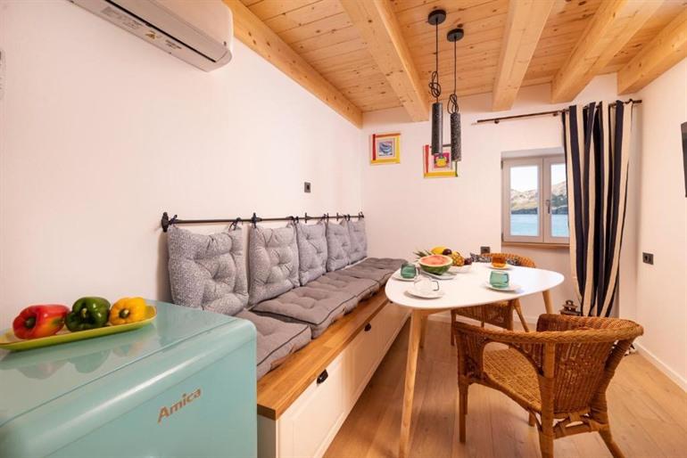 Little house in Baška boeken