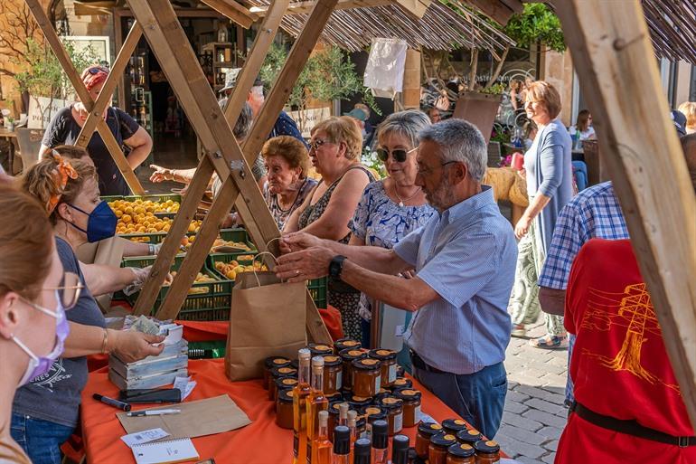 Lokaal marktje in Porreres met heerlijke abrikozenproducten, Mallorca