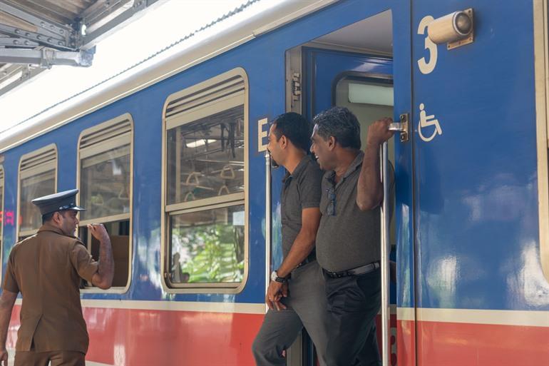 Lokale mensen op de trein in Kandy
