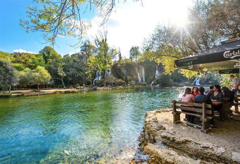 Lunch aan de Kravica watervallen