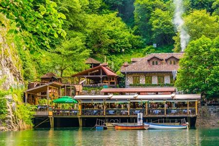 Lunchen en overnachten in het Canyon Matka Hotel