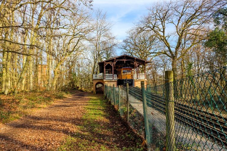 Maak een ritje op de Nerobergbahn naar de top van de Neroberg, Wiesbaden