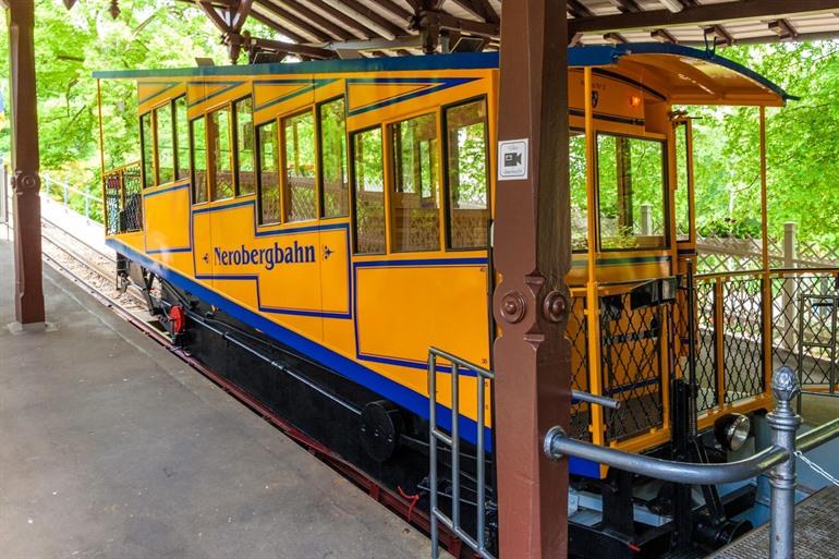 Maak een ritje op de Nerobergbahn naar de top van de Neroberg, Wiesbaden