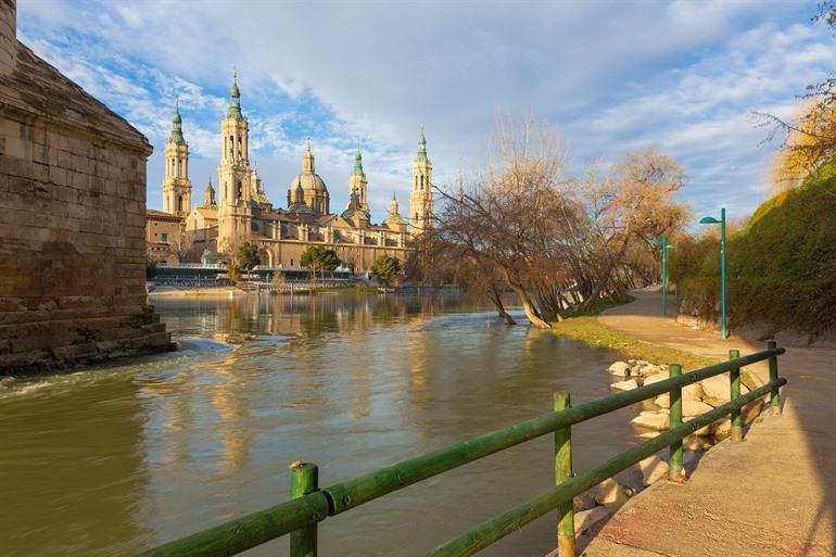 Maak een wandeling langs de Ebro-rivier met zicht op de basiliek van Zaragoza