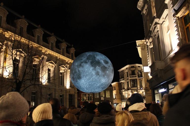 Maan op het lichtfestival in Gent