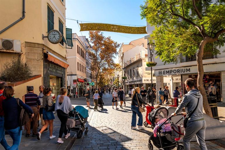 Main Street, de belangrijkste winkel- en wandelstraat van Gibraltar