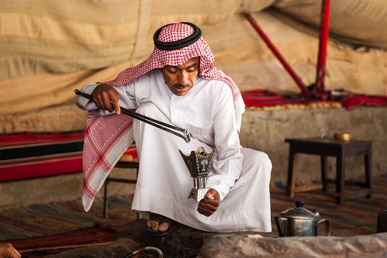 Maken van traditionele thee in Wadi Rum, Jordanië