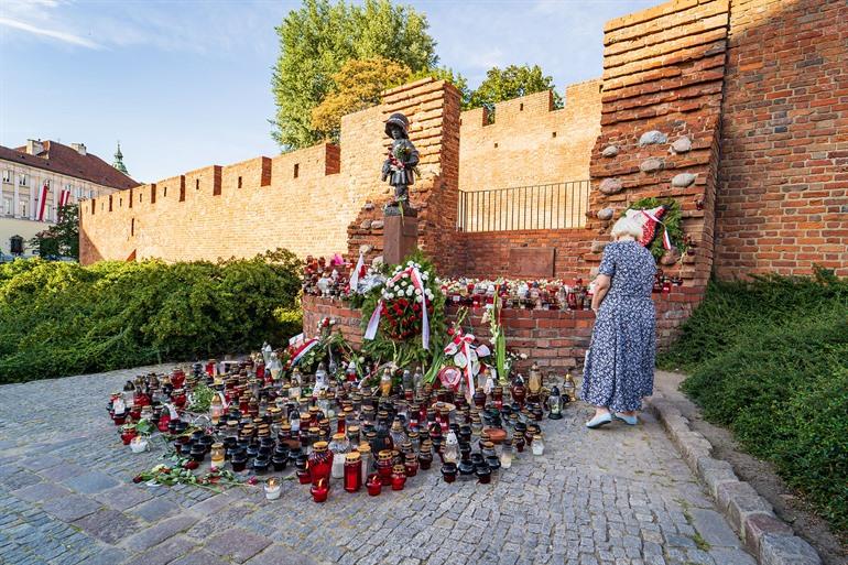 Mały Powstaniec, het monument van de Kleine Opstandeling in Warschau