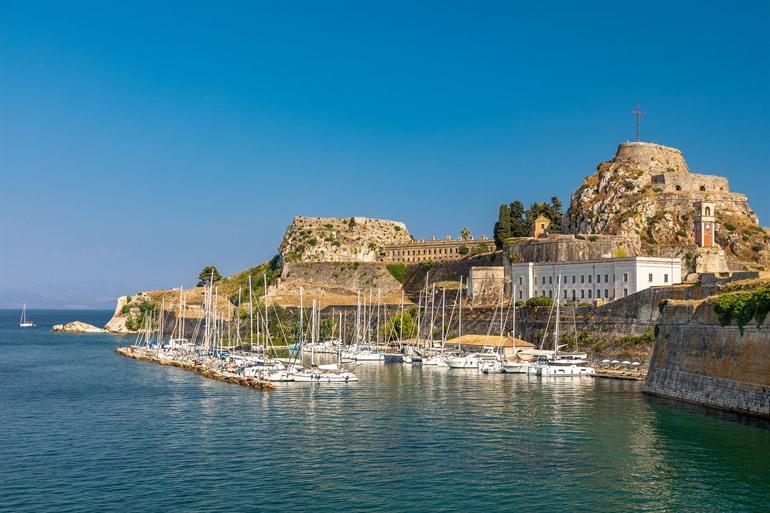 Mandraki Marina in Korfoe Stad