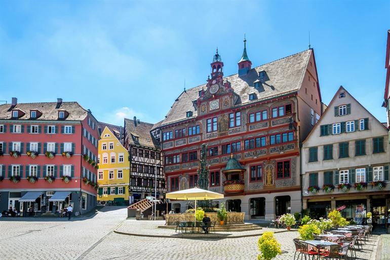 Marktplatz met het oude stadhuis van Tübingen