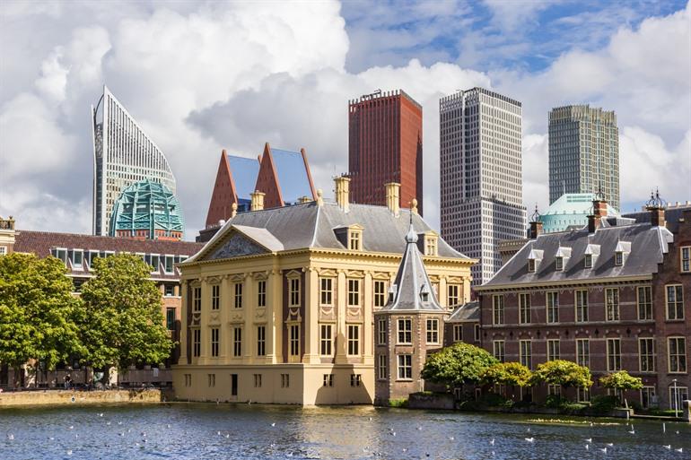 Mauritshuis voor de skyline van Den Haag.