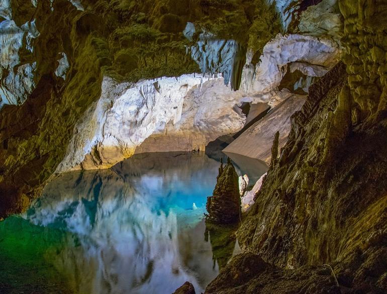 Meer in de Vrelo-grot, Noord-Macedonië