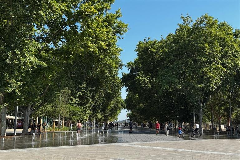 mensen die fonteinen gebruiken om te hydrateren in Montpellier