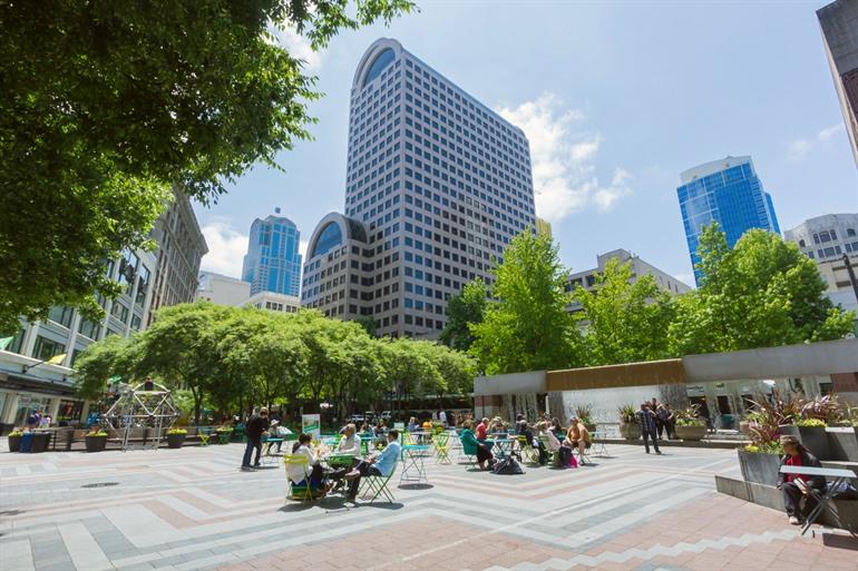 Mensen genieten van het goede weer in Westlake Park