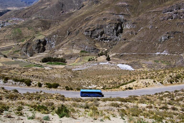 Met de bus door de kloof in Peru